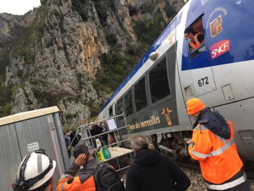 Tempesta Alex, le infermiere di Cuneo giungono in elicottero da Nizza. La Valle Roya soffre e i sindaci disertano la riunione dell’Unione dei Comuni (foto e video) Tempesta Alex, le infermiere di Cuneo giungono in elicottero da Nizza. La Valle Roya soffre e i sindaci disertano la riunione dell’Unione dei Comuni (foto e video)