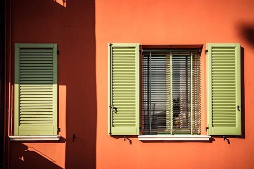 Tende da sole esterne per finestre da tetto: caratteristiche, vantaggi e cosa sapere prima dell’acquisto