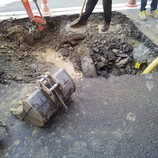 Dopo la rottura della tubazione in C.so Cavallotti a Sanremo, l'AMAIE attiva un servizio di emergenza tramite autobotte