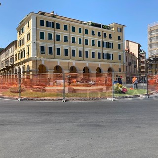 Imperia, il Comune gioca d’anticipo: transennata la fontana in piazza Dante per “tutelarla” dai tifosi in caso di vittoria dell’Italia agli Europei (foto)