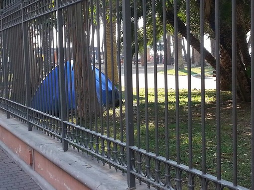 Ventimiglia: famiglia francese monta una tenda nei giardini, interviene la polizia locale Ventimiglia: famiglia francese monta una tenda nei giardini, interviene la polizia locale
