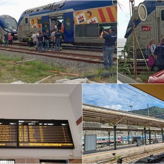 Ventimiglia, treno francese bloccato alle Calandre: passeggeri tratti in salvo (Foto) Ventimiglia, treno francese bloccato alle Calandre: passeggeri tratti in salvo (Foto)
