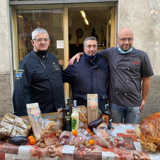Ventimiglia: taglio della Nduja record di 20 kg per raccogliere fondi da destinare alle scuole della città alta