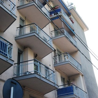 Sanremo: minaccia di togliersi la vita lanciandosi dal terrazzo, mobilitazione di soccorsi in via Dante