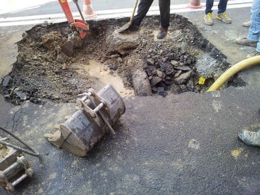 Dopo la rottura della tubazione in C.so Cavallotti a Sanremo, l'AMAIE attiva un servizio di emergenza tramite autobotte