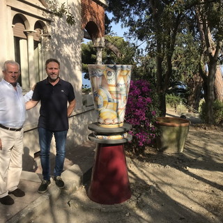 Imperia: un totem in stile futurista nel giardino di Villa Faravelli
