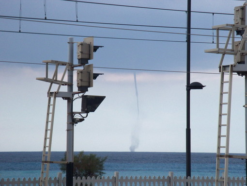 Avvistata una tromba marina davanti a Bordighera e Ventimiglia. Nessun allarme, fa parte della 'turbolenza' Avvistata una tromba marina davanti a Bordighera e Ventimiglia. Nessun allarme, fa parte della 'turbolenza'