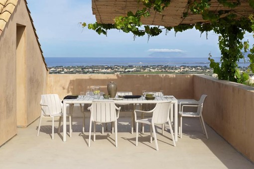Il perfetto pranzo all’aperto: come scegliere tavoli e sedie Il perfetto pranzo all’aperto: come scegliere tavoli e sedie