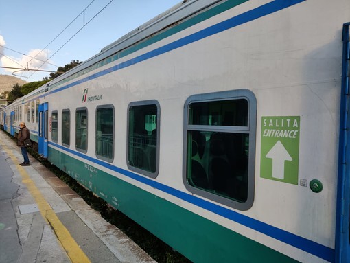 Arrestato 52enne sul treno Ventimiglia-Savona: era ricercato per atti persecutori nei confronti della ex