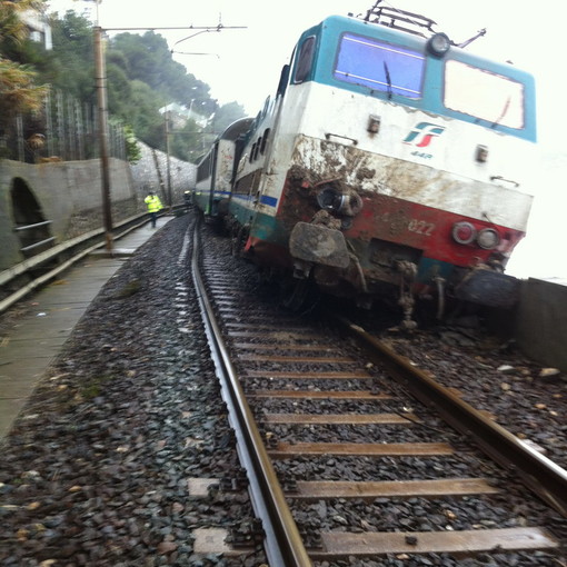 Frana Andora, affidati da RFI alla ditta 'Vernazza Autogru' di Genova i lavori per rimozione treno