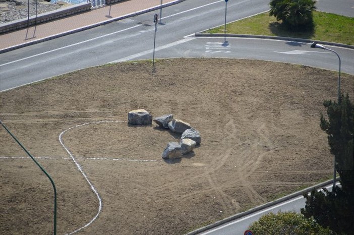 Ventimiglia, il Comitato Difesa Piazzale De Gasperi chiede lo stop al progetto di smantellamento del “Terzo Paradiso”