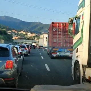 Caos autostrade, ambulanza della Croce Bianca di Imperia con a bordo un bambino costretta allo slalom tra auto e tir ad Arenzano (video)