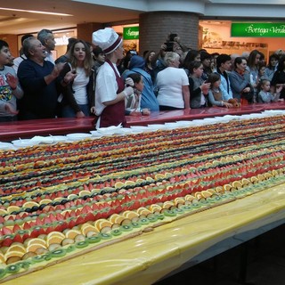 Taggia: torta da Guinness per l’undicesimo anniversario della Riviera Shopville, assieme a tutti i suoi clienti