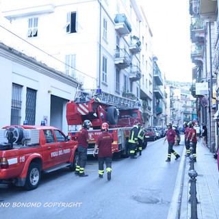 Sanremo: numerosi calcinacci si staccano dai terrazzi di via Zeffiro Massa e sfondano il tendone di una panetteria, intervento dei Vigili del Fuoco