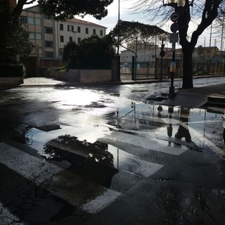 Vallecrosia: salta un tombino e via Don Bosco si riempie d'acqua, disagi per pedoni e automobilisti Vallecrosia: salta un tombino e via Don Bosco si riempie d'acqua, disagi per pedoni e automobilisti