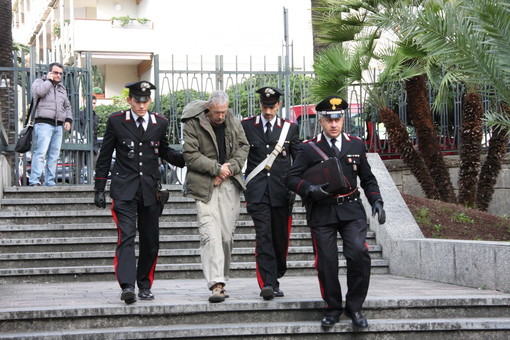 Nelle foto il comandante di stazione di Badalucco Espedito Longobardi porta in tribunale il 67enne tedesco. Nelle foto il comandante di stazione di Badalucco Espedito Longobardi porta in tribunale il 67enne tedesco.