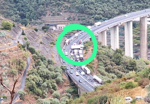 A10 riaperta dopo il tir ribaltato, ma ancora code: 13 chilometri di rallentamenti tra Sanremo Ovest e Imperia Ovest