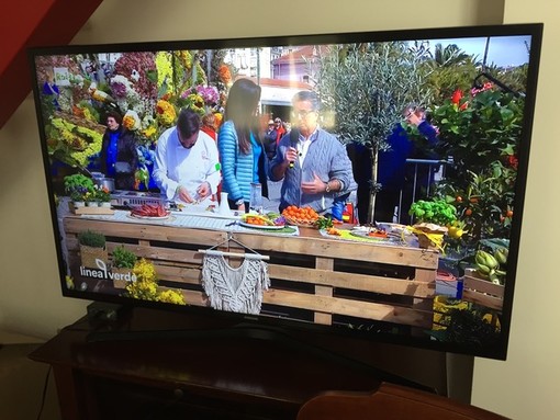 Sanremo: le critiche di un lettore al tavolo allestito da Linea Verde "così spoglio, senza nemmeno una tovaglia..." Sanremo: le critiche di un lettore al tavolo allestito da Linea Verde "così spoglio, senza nemmeno una tovaglia..."