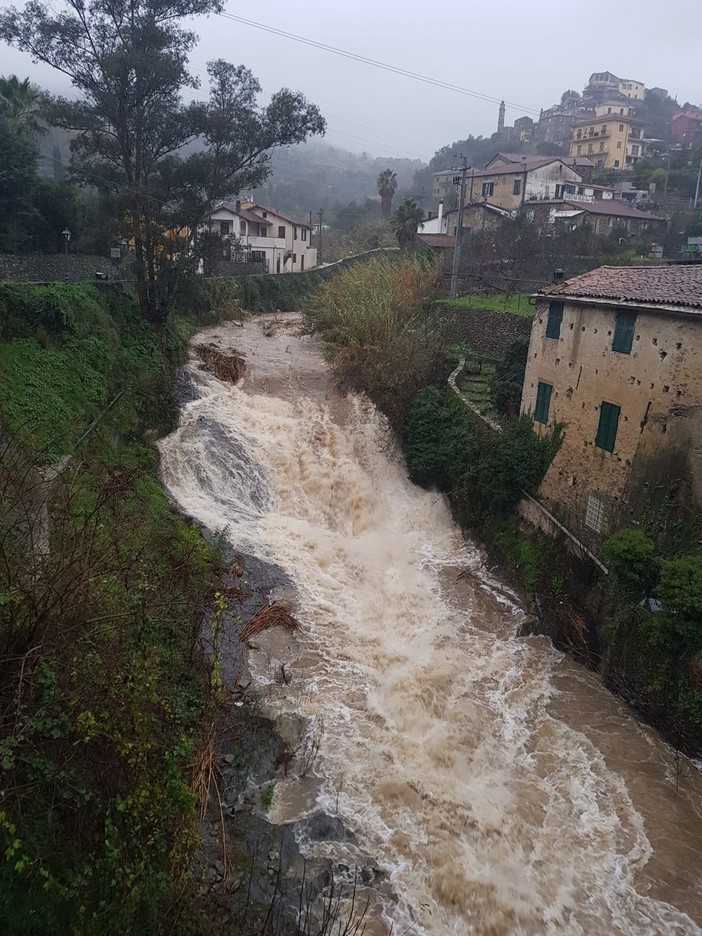 Imperia: critica la situazione in val Prino, il torrente è esondato su un orto, un grosso masso è caduto tra Trincheri e Santa Brigida (foto e video)