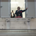 Sanremo, Tommaso Paradiso saluta i fan dal balcone: “I romantici hanno il cuore sulla giacca” (Video)