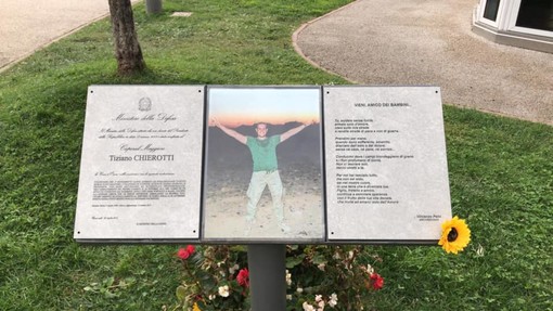 Sanremo: dopo l'atto vandalico ripristinate le targhe in memoria di Tiziano Chierotti, il gesto di generosità di un alpino matuziano