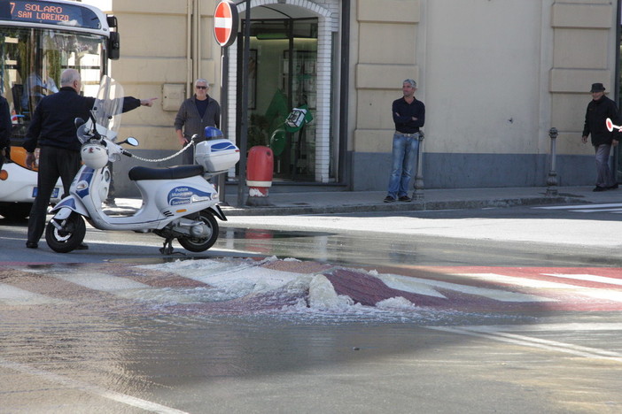 Sanremo: esplode un tubo dell'acqua in via Roma, strada allagata e traffico rallentato. Disagi in altre zone della città Sanremo: esplode un tubo dell'acqua in via Roma, strada allagata e traffico rallentato. Disagi in altre zone della città