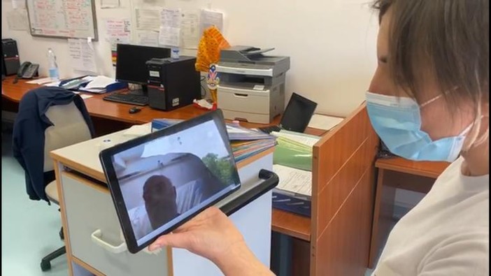 Coronavirus, al San Martino di Genova avviato il progetto dedicato all’uso dei tablet tra medici e pazienti (Video) Coronavirus, al San Martino di Genova avviato il progetto dedicato all’uso dei tablet tra medici e pazienti (Video)