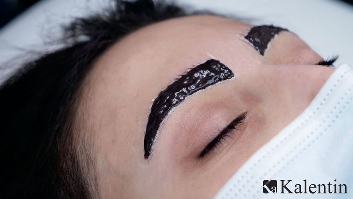 Che cos'è e come si usa la tinta per sopracciglia Che cos'è e come si usa la tinta per sopracciglia