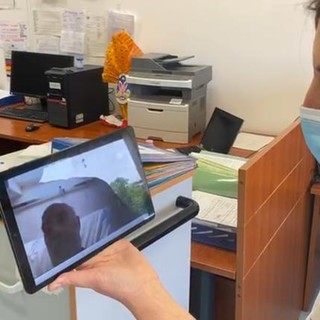 Coronavirus, al San Martino di Genova avviato il progetto dedicato all’uso dei tablet tra medici e pazienti (Video)