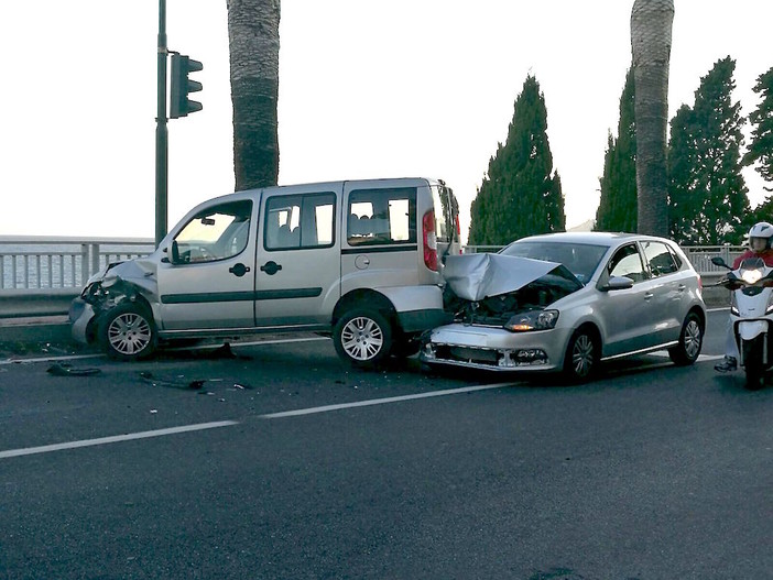 Santo Stefano al Mare: tamponamento a catena sull'Aurelia, auto distrutte ma conducenti illesi
