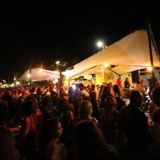 Aperitivo "St. Germain" in spiaggia e l'inizio dei lunedì estivi: comincia la stagione serale del Trocadero