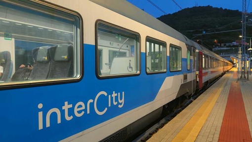 Treni in tilt sulla Genova-Ventimiglia: caldo, hacker e ritardi oltre l'ora e mezza