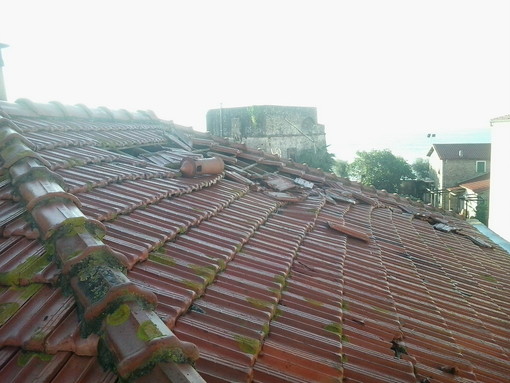 Riva Ligure: la foto di un lettore di un tetto parzialmente scoperchiato dopo la tromba d'aria di ieri sera