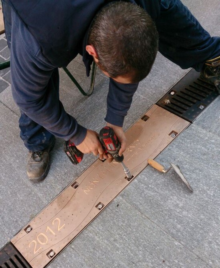 Il montaggio di alcune delle targhe Il montaggio di alcune delle targhe