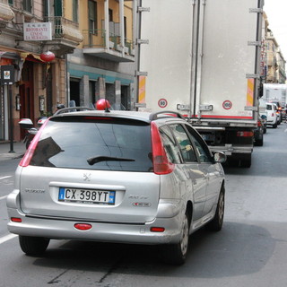 Sanremo: traffico di ieri, lettore "Perchè non asfaltare di notte?"