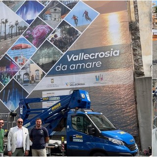 Vallecrosia installa un telo promozionale sulla facciata dell'ex Impero, Perri: "Dopo 35 anni via Primo Maggio torna dignitosa" (Foto)