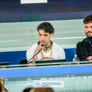 Sanremo 2025, Tony Effe oltre le polemiche: “Mi sto divertendo. Fedez? L'ho incontrato solo sul green carpet“