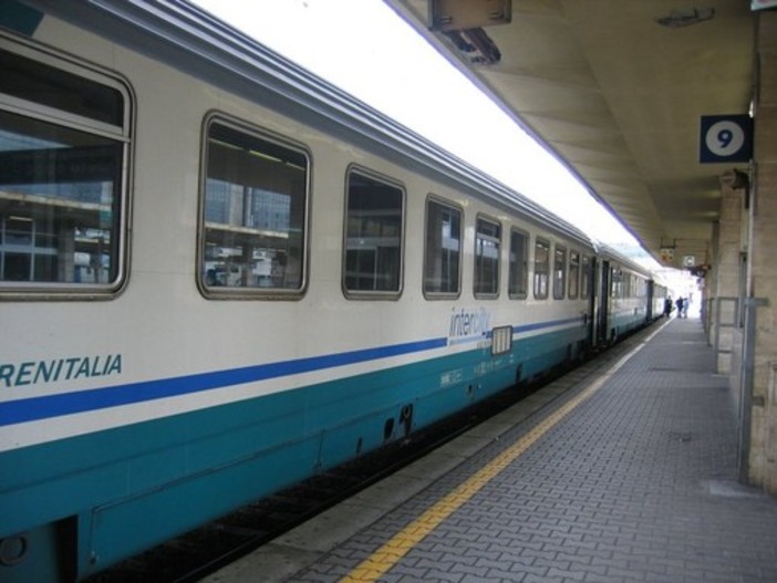 Da Torino a Ventimiglia, l’esodo in treno senza aria condizionata: “Ci sono 37 gradi fuori, non si respira”