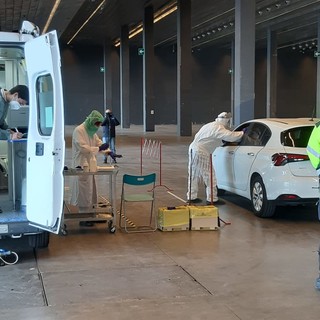 Coronavirus: al via i test drive-through direttamente dall’auto alla fiera del mare di Genova Coronavirus: al via i test drive-through direttamente dall’auto alla fiera del mare di Genova