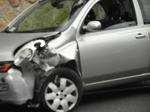 Sull’Aurelia a Bordighera: in testacoda con la Smart finisce contro un’auto proveniente in direzione opposta