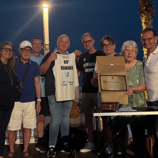 80 anni di storia, l'amministrazione comunale consegna una targa celebrativa alla Rari Nantes Bordighera 1946 (Foto) 80 anni di storia, l'amministrazione comunale consegna una targa celebrativa alla Rari Nantes Bordighera 1946 (Foto)