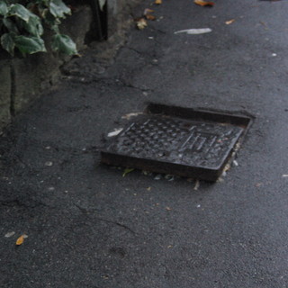 Sanremo: lettore segnala al Comune dei tombini 'pericolosi' ma gli rispondono 'Bisogna vedere se c'è qualcuno che lavora'