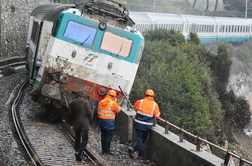 Frana invade i binari, treno deragliato tra Cervo e San Bartolomeo. Ferito un macchinista, illesi i passeggeri Frana invade i binari, treno deragliato tra Cervo e San Bartolomeo. Ferito un macchinista, illesi i passeggeri