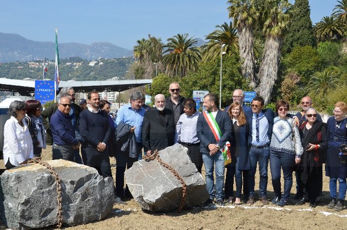 Ventimiglia: fa discutere il possibile spostamento dell’opera di Pistoletto dal confine italo-francese, la notizia finisce anche su uno rivista d’arte Ventimiglia: fa discutere il possibile spostamento dell’opera di Pistoletto dal confine italo-francese, la notizia finisce anche su uno rivista d’arte