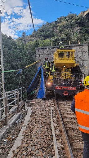 Linea Genova-Ventimiglia: riprende su un binario la circolazione tra Cogoleto e Varazze Linea Genova-Ventimiglia: riprende su un binario la circolazione tra Cogoleto e Varazze