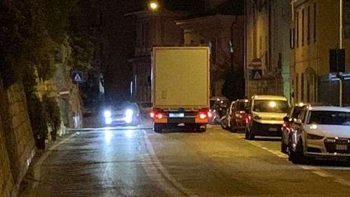 Imperia, tir contromano in viale Matteotti, la testimonianza di un automobilista: "Ho rischiato di morire in un frontale"