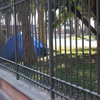 Ventimiglia: famiglia francese monta una tenda nei giardini, interviene la polizia locale