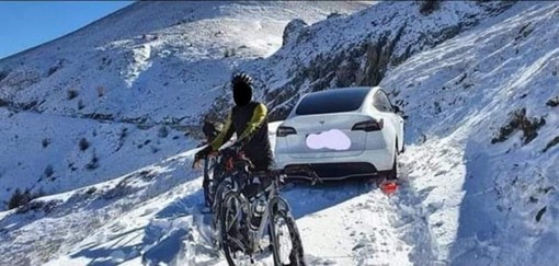Sull'Alta Via del Sale (chiusa) con la Tesla: due giovani abbandonano l'auto nella neve Sull'Alta Via del Sale (chiusa) con la Tesla: due giovani abbandonano l'auto nella neve