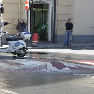 Sanremo: esplode un tubo dell'acqua in via Roma, strada allagata e traffico rallentato. Disagi in altre zone della città Sanremo: esplode un tubo dell'acqua in via Roma, strada allagata e traffico rallentato. Disagi in altre zone della città
