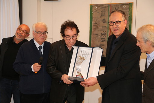 Sanremo: Tony Dallara inaugura la sua personale all'Ariston 'Come prima più di prima', la città ed i fans gli rendono omaggio con un premio